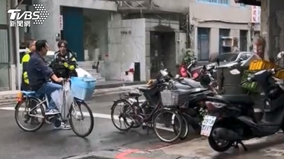 機車警報器狂響，驚動警方到場，但聯繫不上車主、擾民2小時。 (圖／TVBS)