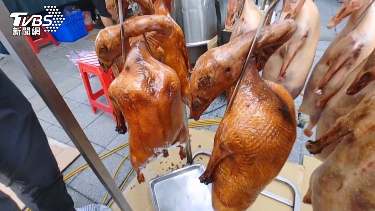 有師父則是一層一層仔細在燒鵝上刷上秘製醬汁。(圖/TVBS)