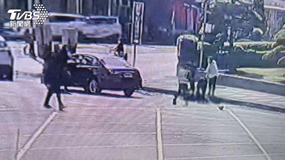 南投老翁身體不適「連續肇事撞3汽機車不停」!2騎士受傷 安全帽飛出。(圖/民眾提供)