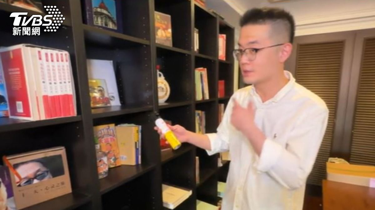 李敖昔日在立法院噴的催淚瓦斯。（圖／TVBS）