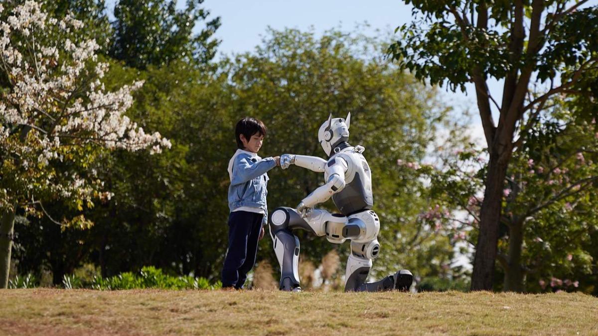 中國大陸人形機器人「T800」上市,售價台幣80萬元起。(圖/翻攝自眾擎機器人官網)