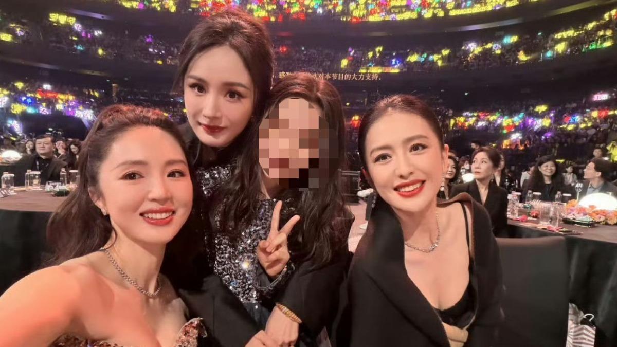 董璇(左起)、楊冪、佟麗婭留下合照。(圖/翻攝自微博)