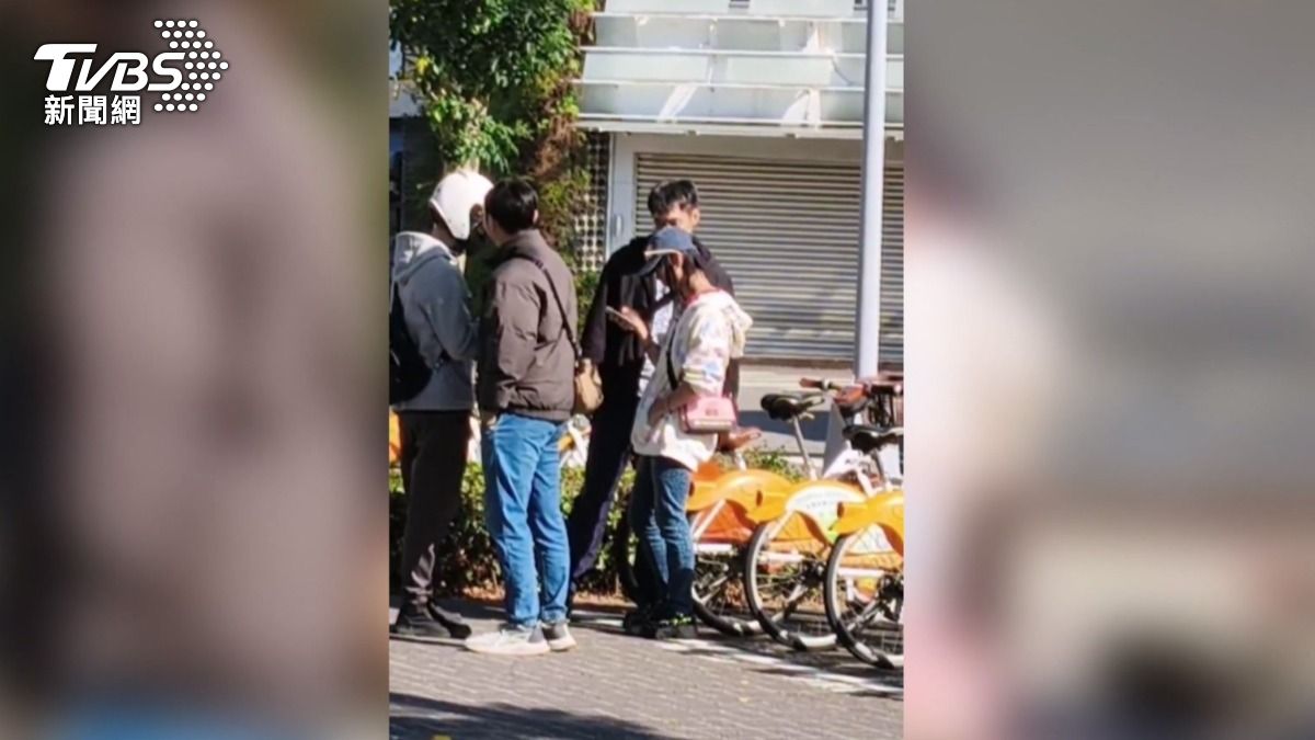 這名身形瘦弱、戴著棒球帽、穿豹紋長褲和漆面厚底皮鞋的陳姓男子,闖入中興大學社團辦公室行竊。(圖/民眾提供)
