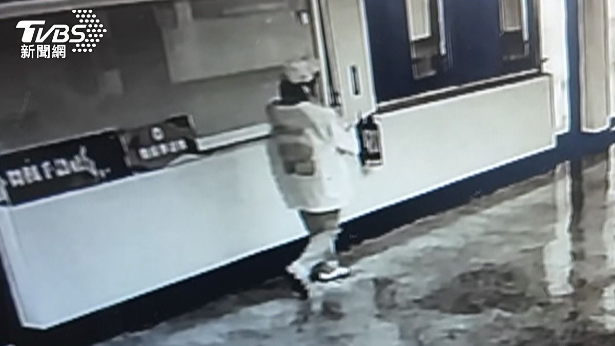 竊賊乍看之下像是女性,實際上是一名23歲男子。(圖/民眾提供)