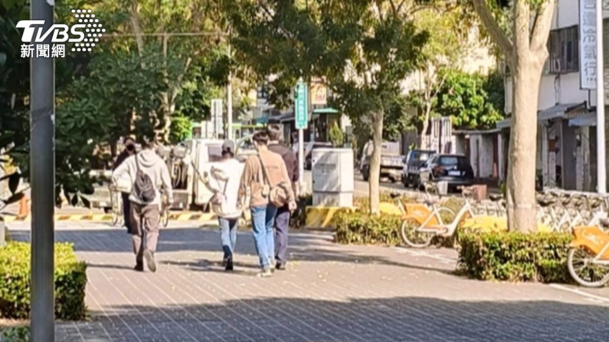 經過5天的不眠不休埋伏,警方終於在嫌犯住處附近將其逮捕。(圖/民眾提供)