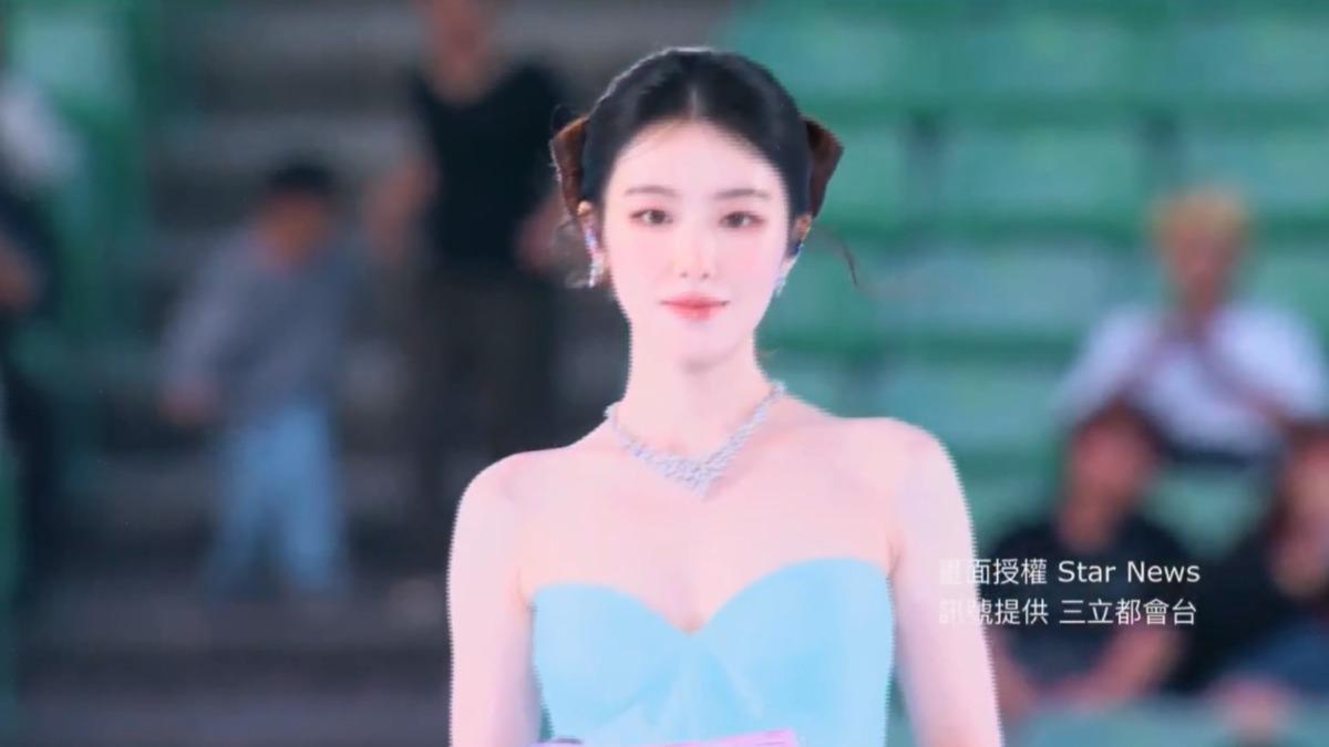 ACON 2025主持人舒華，盤起長髮，搭配平口禮服，用中文自我介紹。（畫面授權：Star News、訊號提供：LINE TV）