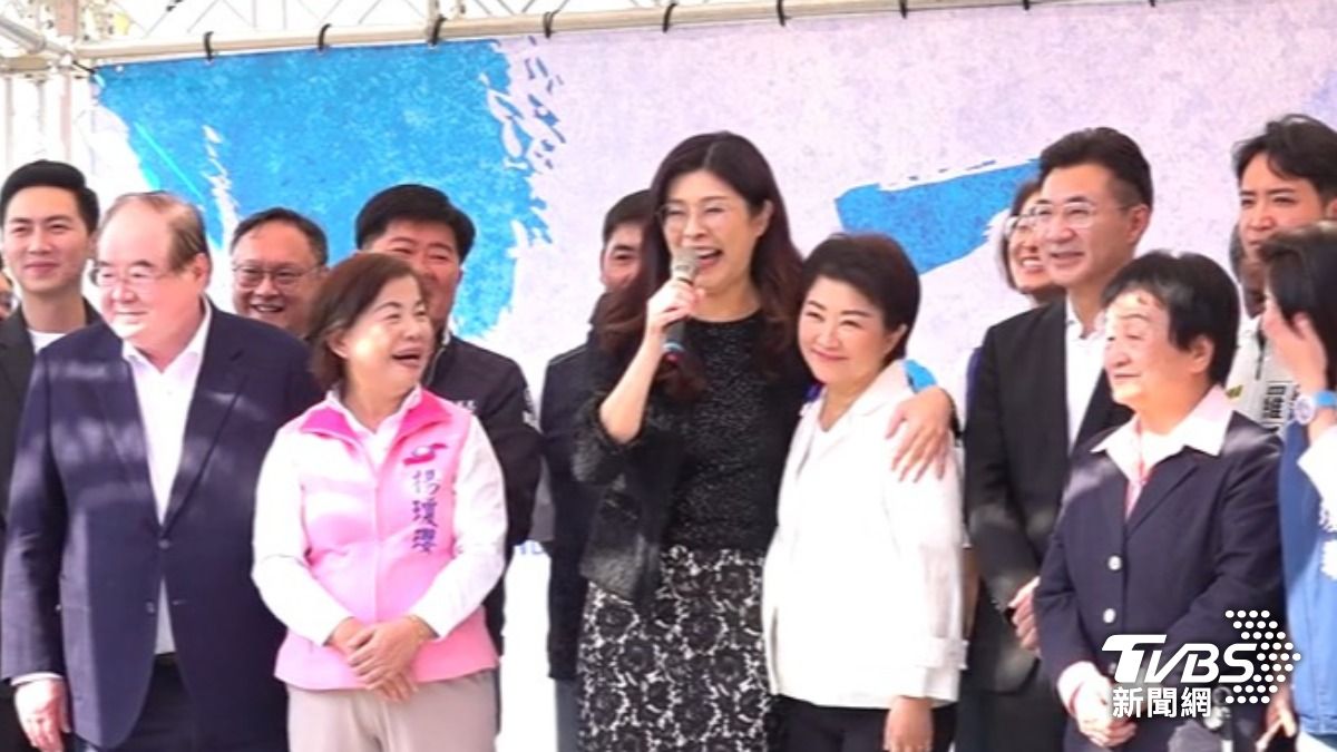 鄭麗文擁抱盧秀燕(圖/TVBS資料畫面)