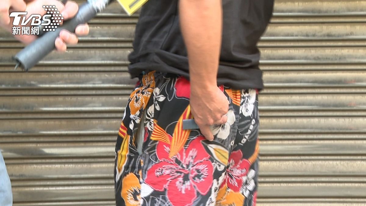 費先生不慎摔落到積水半人高的坑洞中,臀部與腳底都被洞內的鋼筋刺傷。(圖/TVBS)