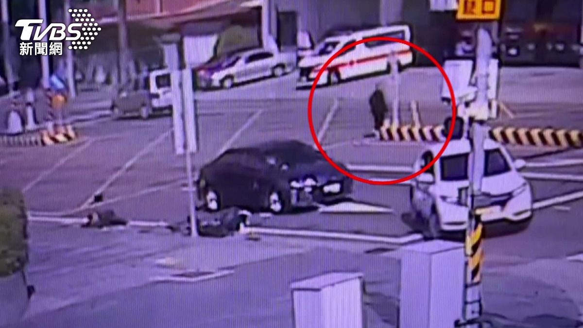 後方白車駕駛擔心陳姓老翁逃跑,趕緊將自己的車擋在老翁車前,並下車確認他的狀況。(圖/TVBS)