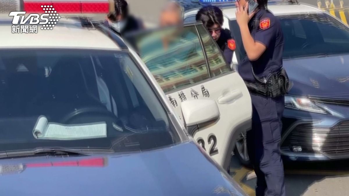 老翁並無酒駕或毒駕情形,但從撞車到進警局期間都保持沉默。(圖/TVBS)