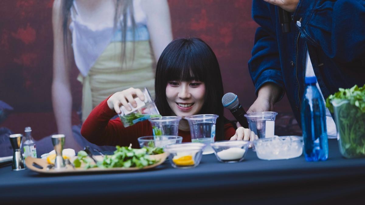 就愛這一味！正妹歌手寵粉親製「香菜特調」　羞認是狂熱份子