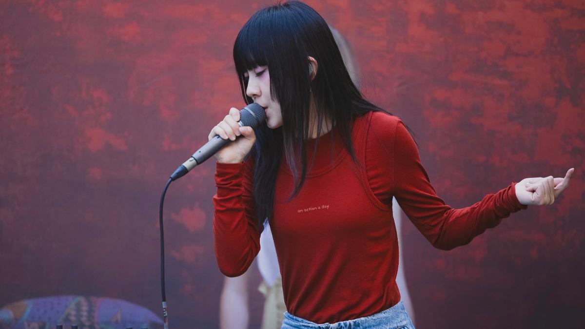 白安獻唱〈星期八〉等歌。（圖／相信音樂提供）
