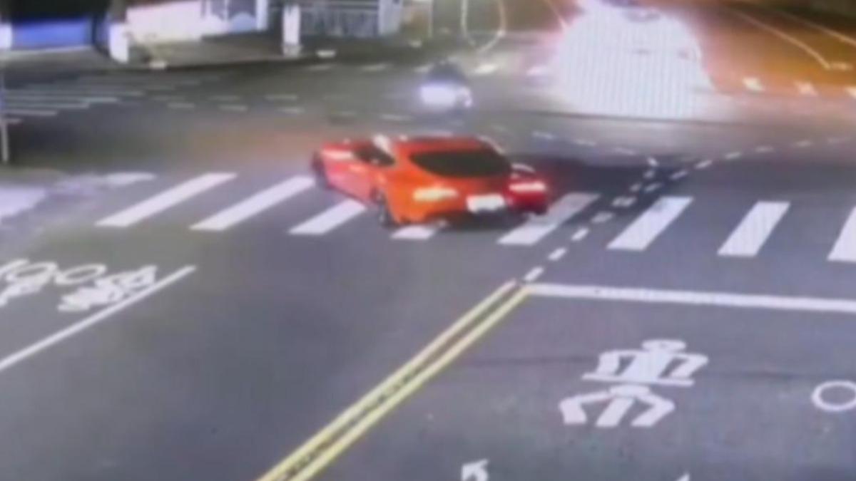 被稱為「牛魔王」的跑車,疑似沒有禮讓直行車,被紅牌重機撞上。(圖/警方)