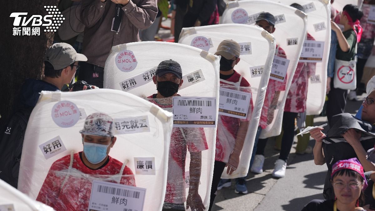 移工們穿上超市生鮮肉品道具,嘆保鮮期到了就遭丟棄。(圖/中央社)