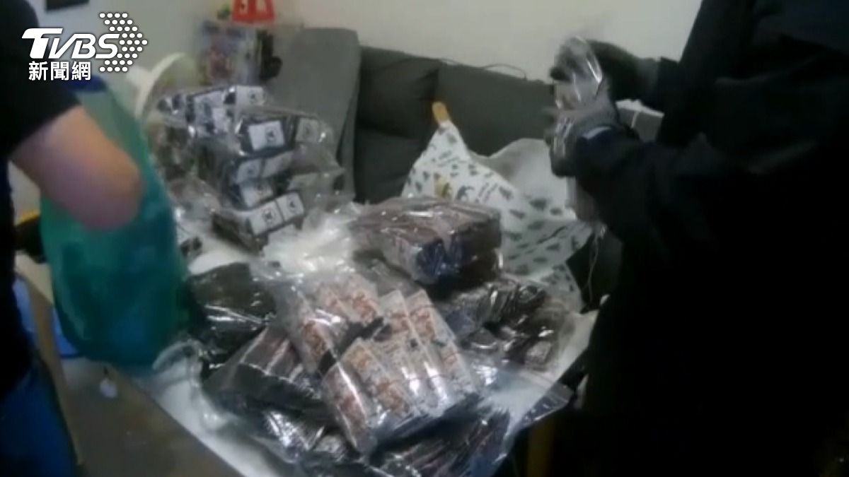 員警當場逮捕34歲譚姓主嫌，並查扣超過3000包含有第三級毒品的咖啡包。(圖／TVBS)