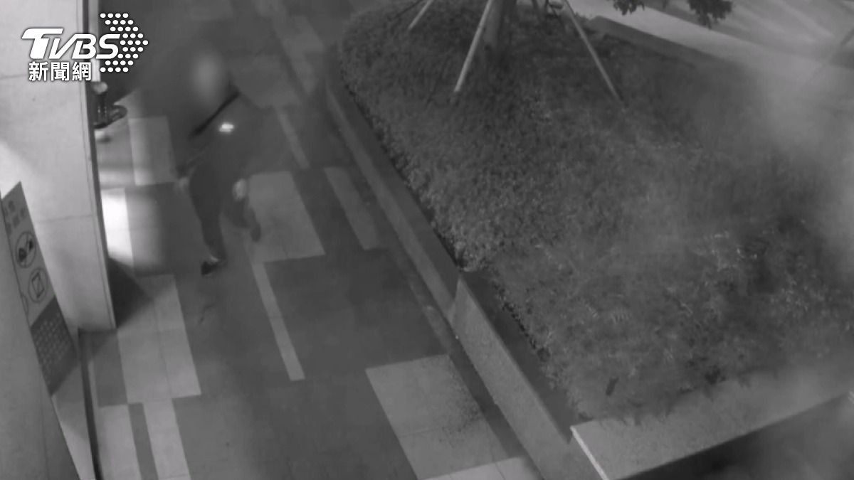 男子進入派出所問路，當員警下班準備出門用餐時，發現該男子仍站在門口。(圖／TVBS)