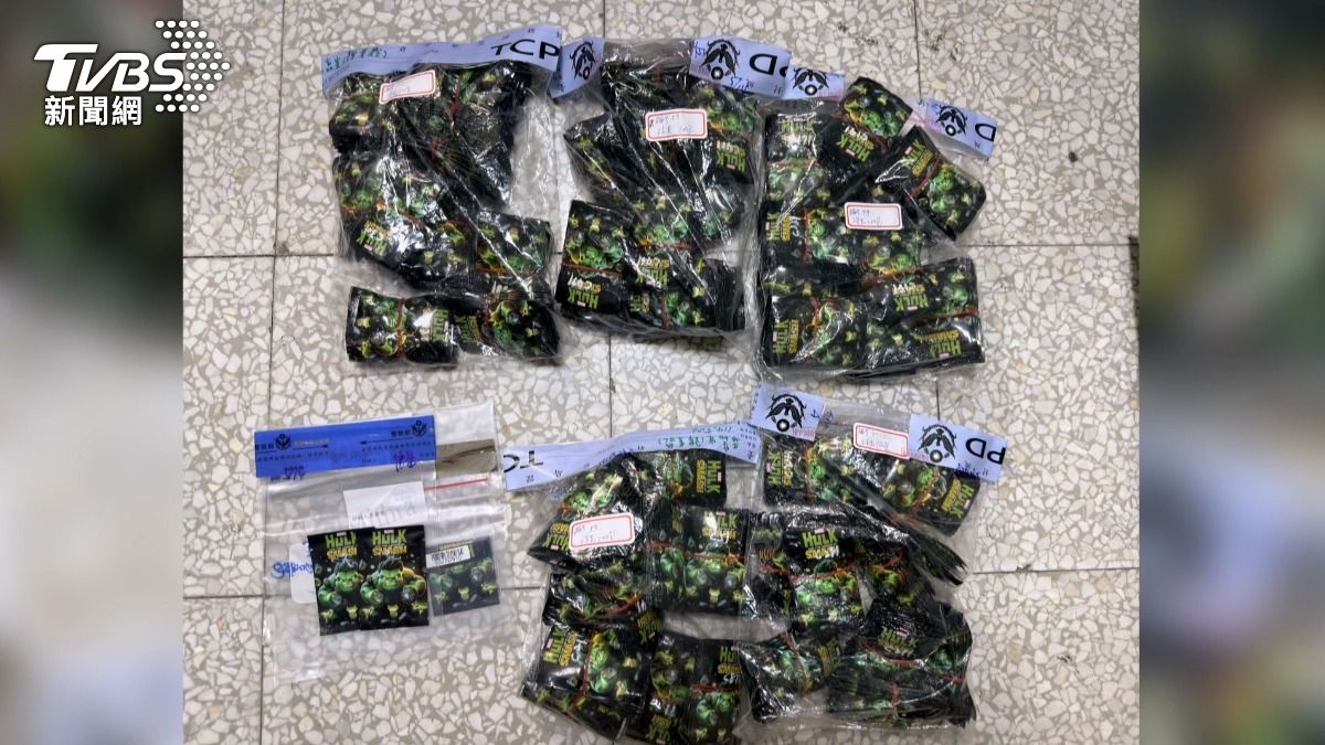 警方在現場發現大量毒品咖啡包擺放在桌面和沙發上，數量之多讓員警需要反覆清點。(圖／TVBS)