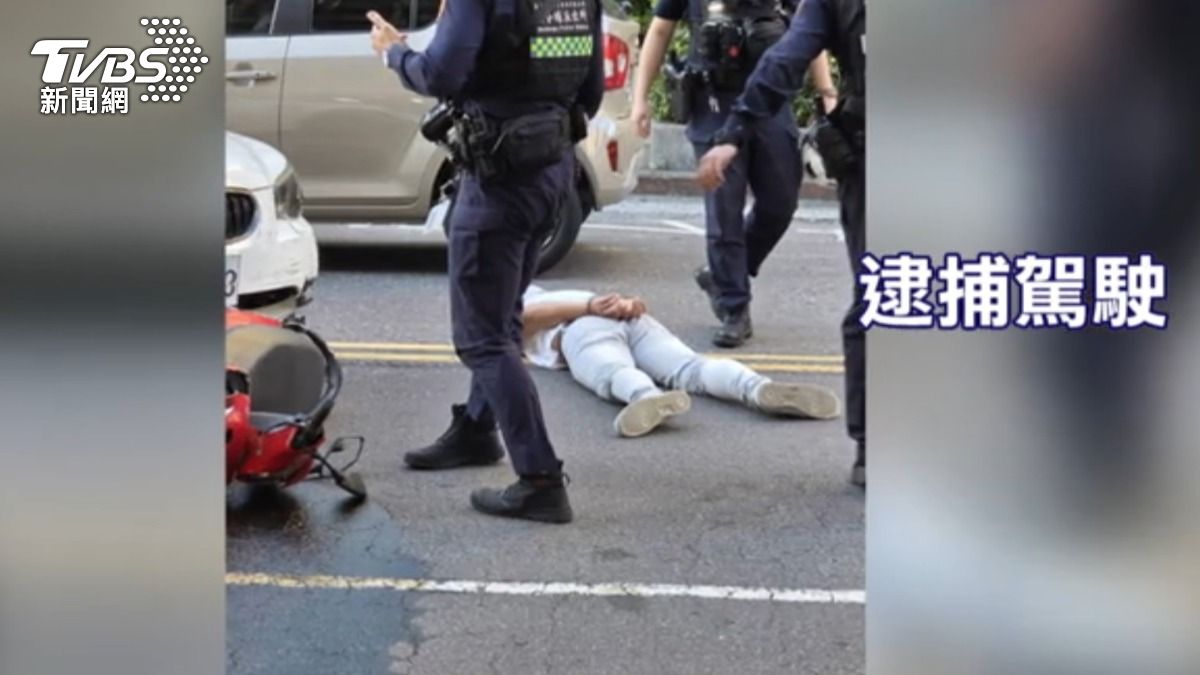 毒駕男被警方圍捕。(圖/TVBS)