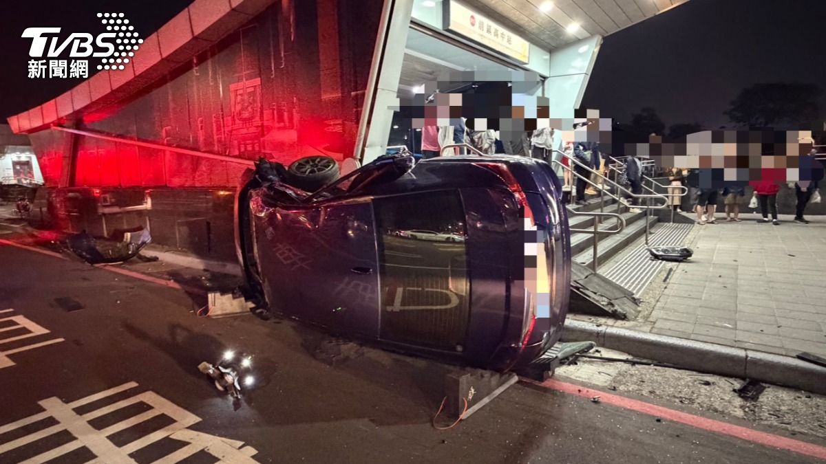車輛撞擊捷運站外牆。（圖／TVBS）