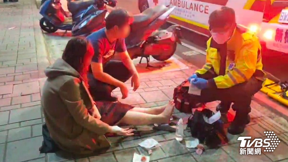 救護人員於現場替傷者初步包紮傷口。（圖／TVBS）