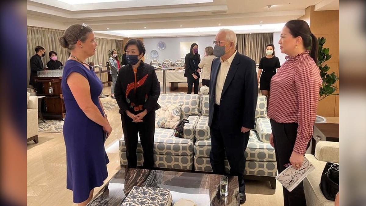 時任AIT處長曾舉辦官邸藝展，邀請了台積電創辦人張忠謀夫婦。（圖／美國在台協會AIT） 