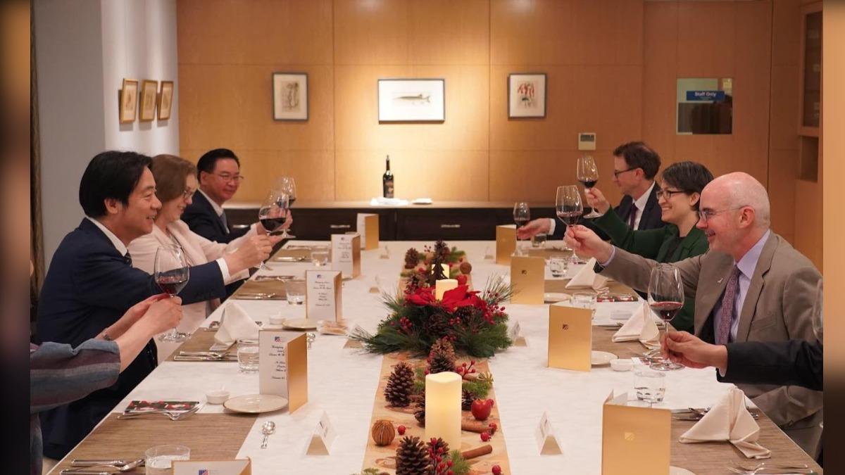 總統率總統府高層親赴AIT官邸餐敘，從座位安排能看美方嚴謹心思。（圖／美國在台協會AIT）