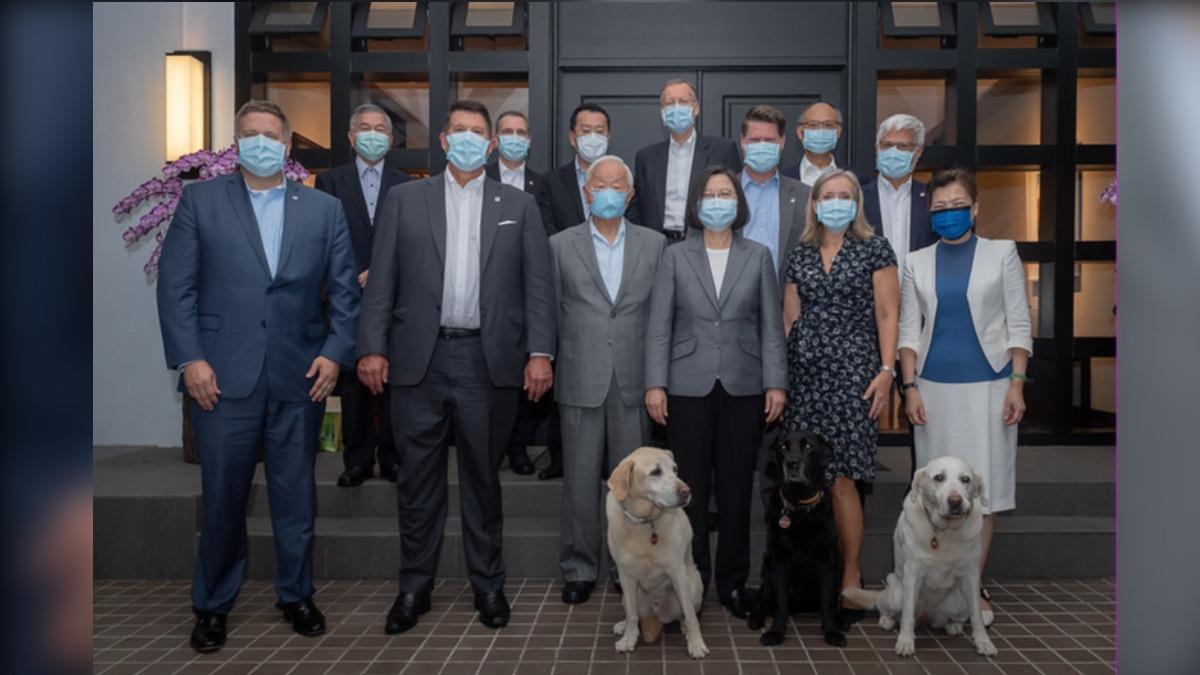 時任總統蔡英文經常利用官邸家宴婉轉外交，圖為2020年宴請美國次卿柯拉克代表團。（圖／總統府）