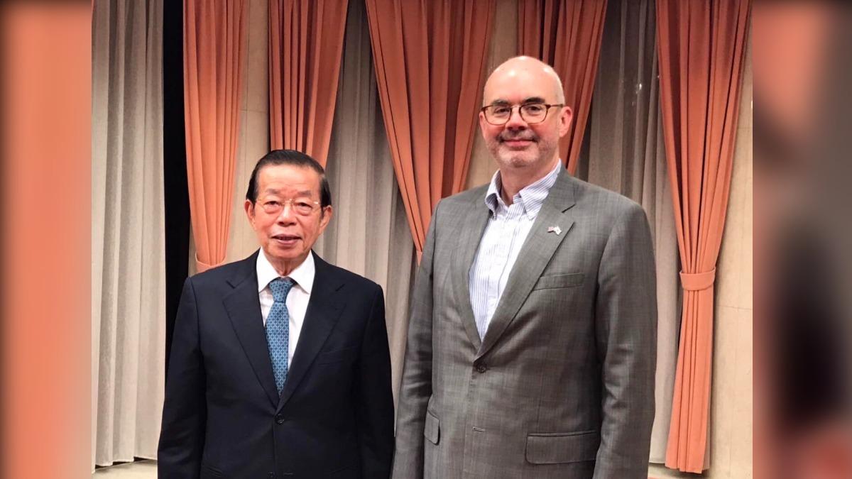 時任駐日代表謝長廷2023年曾貼出與時任美國駐日副代表谷立言在我國駐日駐處官邸的合影。（圖／謝長廷臉書）