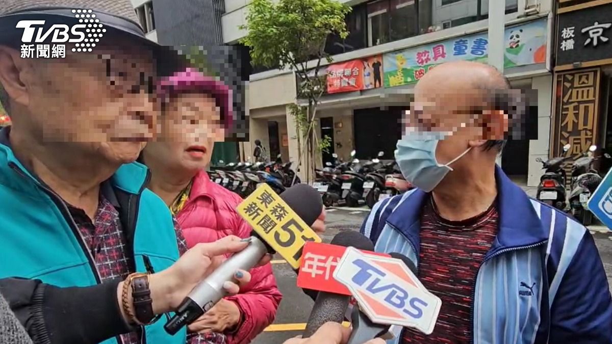 氣爆現場附近的住戶受訪。(圖/施協源攝)