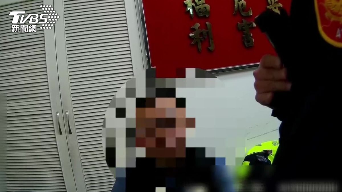 男子被帶回派出所酒測值超標被依法送辦。(圖/TVBS)