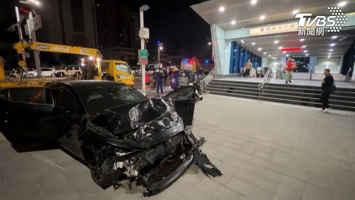 高雄前鎮一輛左轉車與直行車相撞，導致左轉車側翻，直行車差點衝進捷運站。（圖／TVBS）