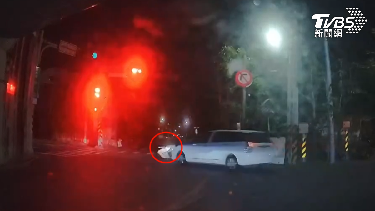 台南永康一輛汽車準備右轉時擦撞直行機車，駕駛在撞車後竟直接輾過騎士。（圖／TVBS）