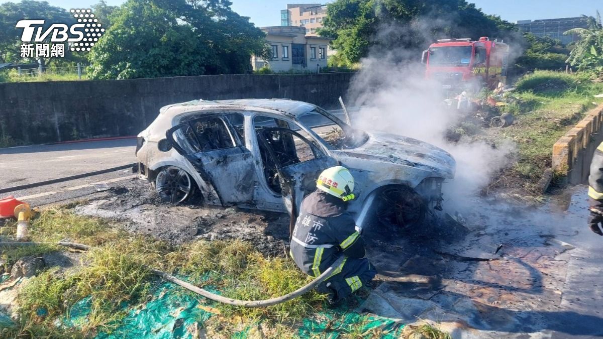 槍手集團設立多處斷點，並燒車毀證。（圖／TVBS）