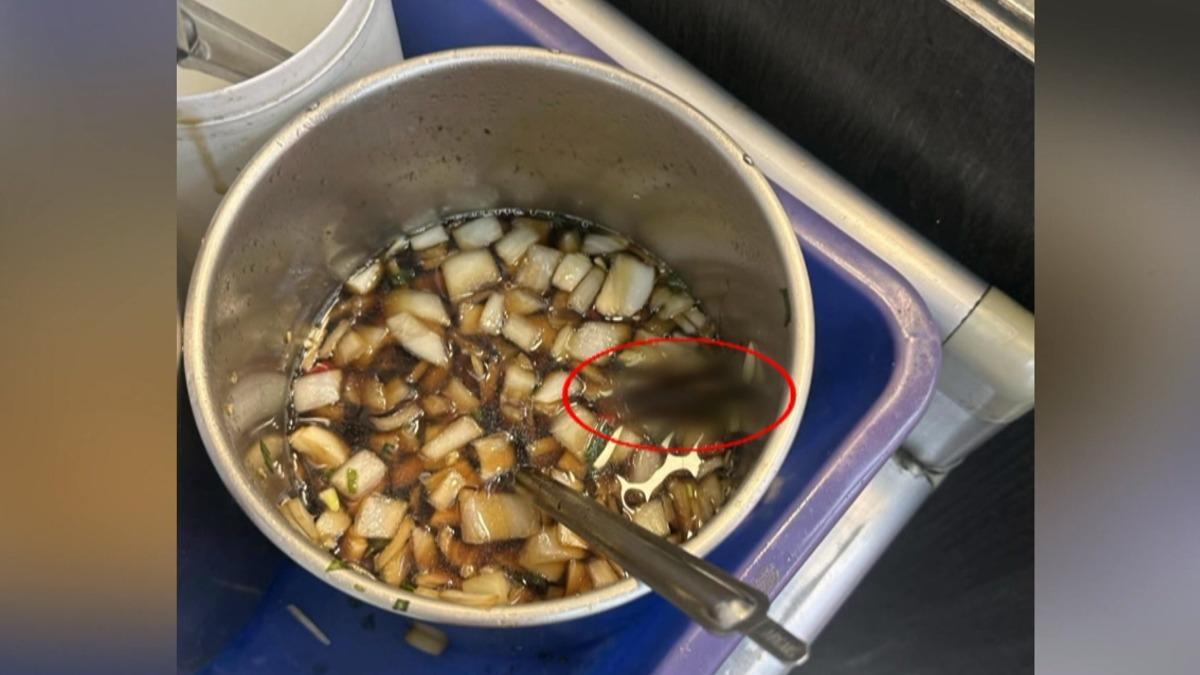 台南一家牛肉湯店有顧客發現醬油內竟有一整隻完整蟑螂,桌面上也出現蟑螂在爬行。(圖/翻攝Threads_venusscar)