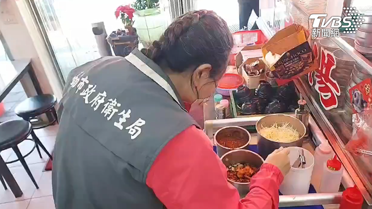 台南衛生局前往店家稽查後發現,店內備用食材的包覆保存方式有問題。(圖/TVBS)