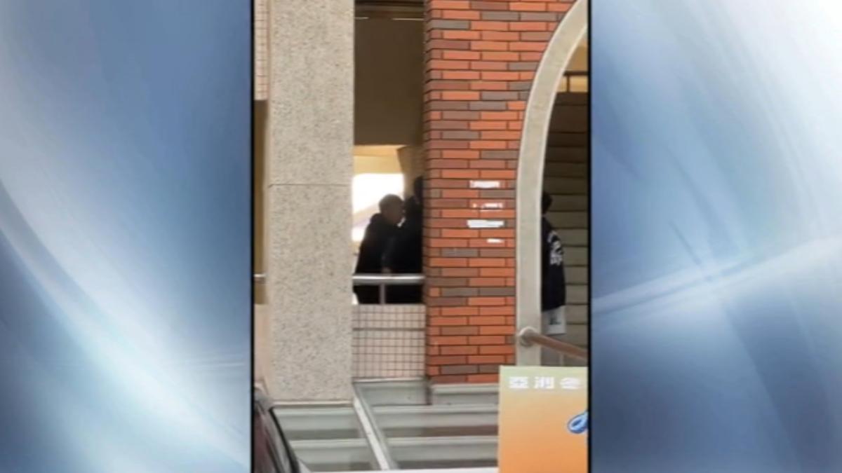 冬季聯盟最後一天賽事在嘉義球場舉行,但有名男子疑似要偷球員裝備,遭到工作人員喝斥。(圖/民眾提供)