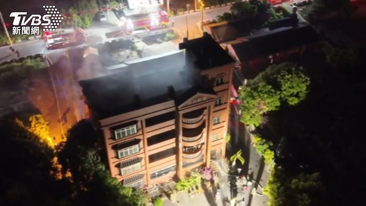 眾人清查火場時,2時17分在1樓廁所旁臥室,將102歲人瑞婦救出,但她已無呼吸心跳。(圖/TVBS)