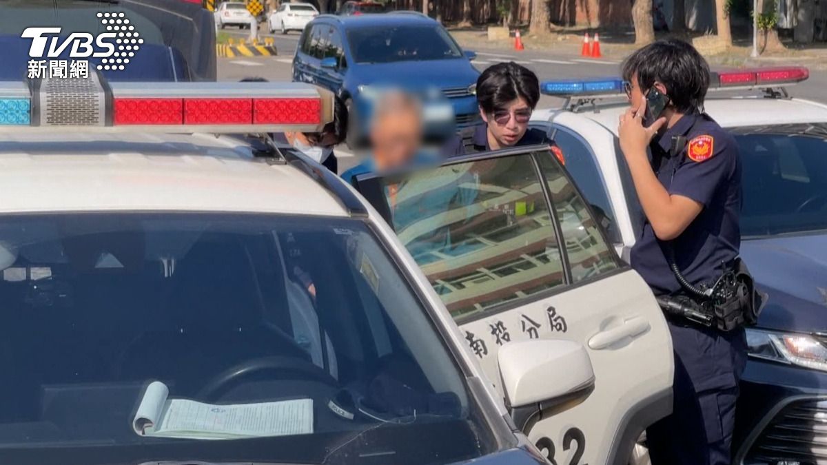 警察本能! 隊長返局目睹71歲翁肇逃 油門一踩攔車抓人。(圖/TVBS)