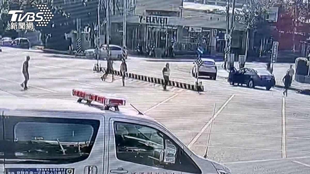 800公尺內接連撞上三台汽機車,造成2名騎士受傷送醫。(圖/警方提供)