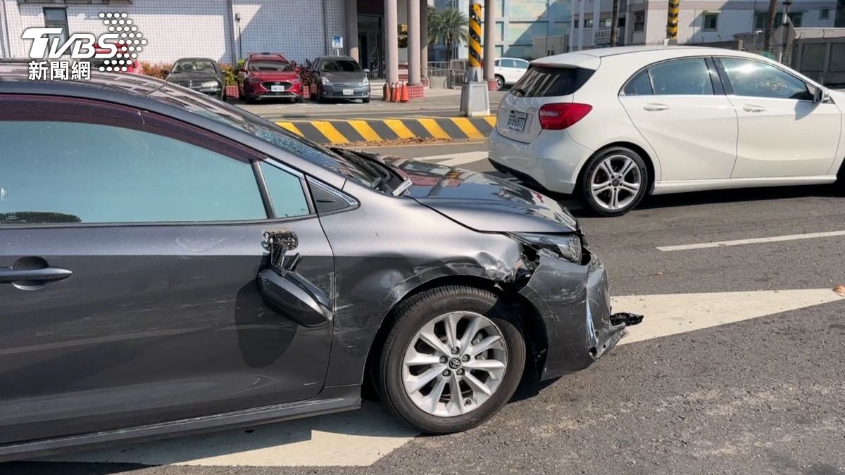 警隊長神反應!攔下71歲翁肇逃車。(圖/警方提供)