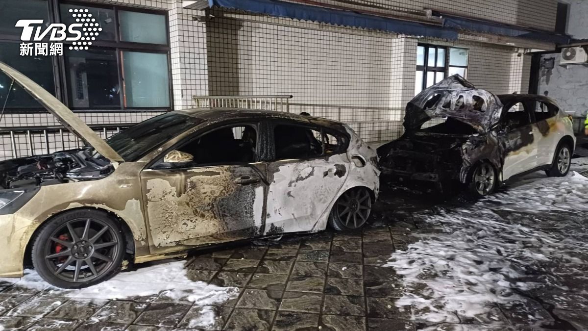 兩輛車被沖天炮波及，燒至焦黑。（圖／TVBS）