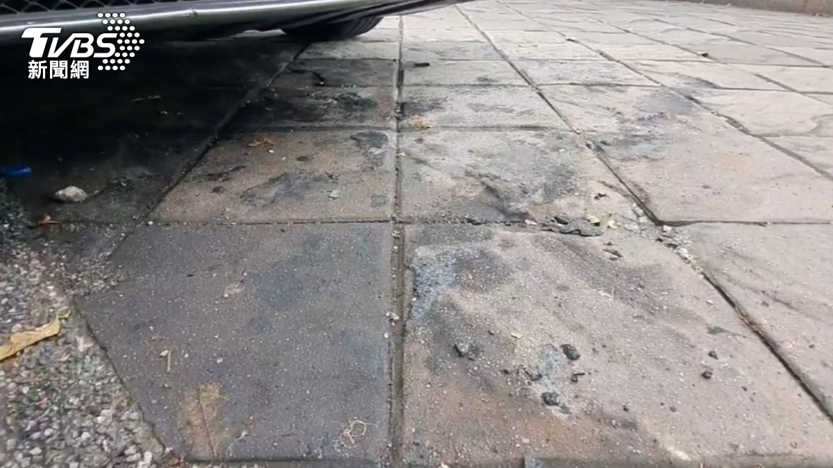 地板仍有車輛燒毀遺留燒痕。（圖／TVBS）