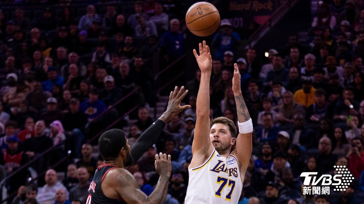 Luka Doncic「生女後」首戰就繳出 31 分 15 籃板 11 助攻的大三元成績單。(圖/達志影像美聯社)