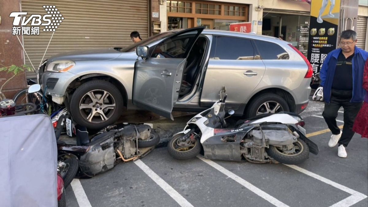 休旅車暴衝撞騎樓！母攜雙子險遭輾　肇事夫妻「身分曝光」。(圖／TVBS)