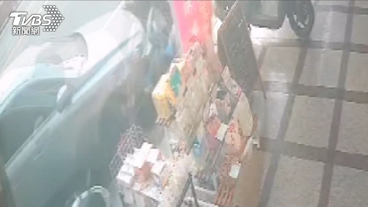 肇事者為一對從外地來旅遊的60多歲夫妻，男駕駛疑似因身體不適、頭暈目眩而失控。(圖／店家提供)
