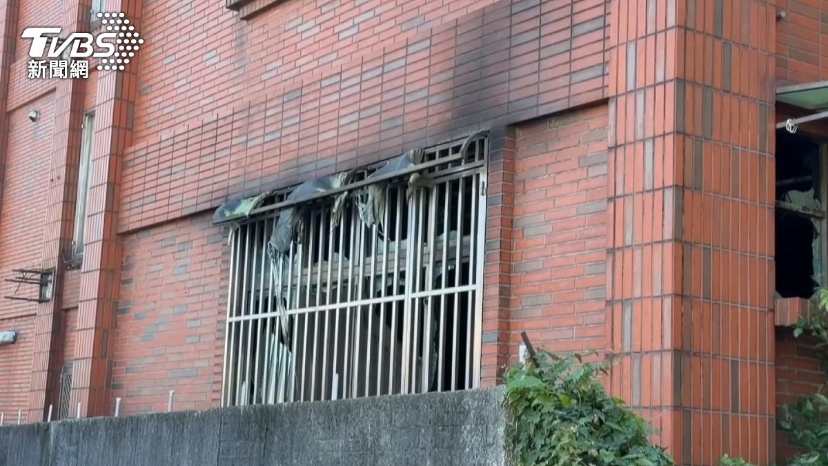 溪湖三層別墅凌晨惡火 102歲人瑞命喪。(圖/TVBS)