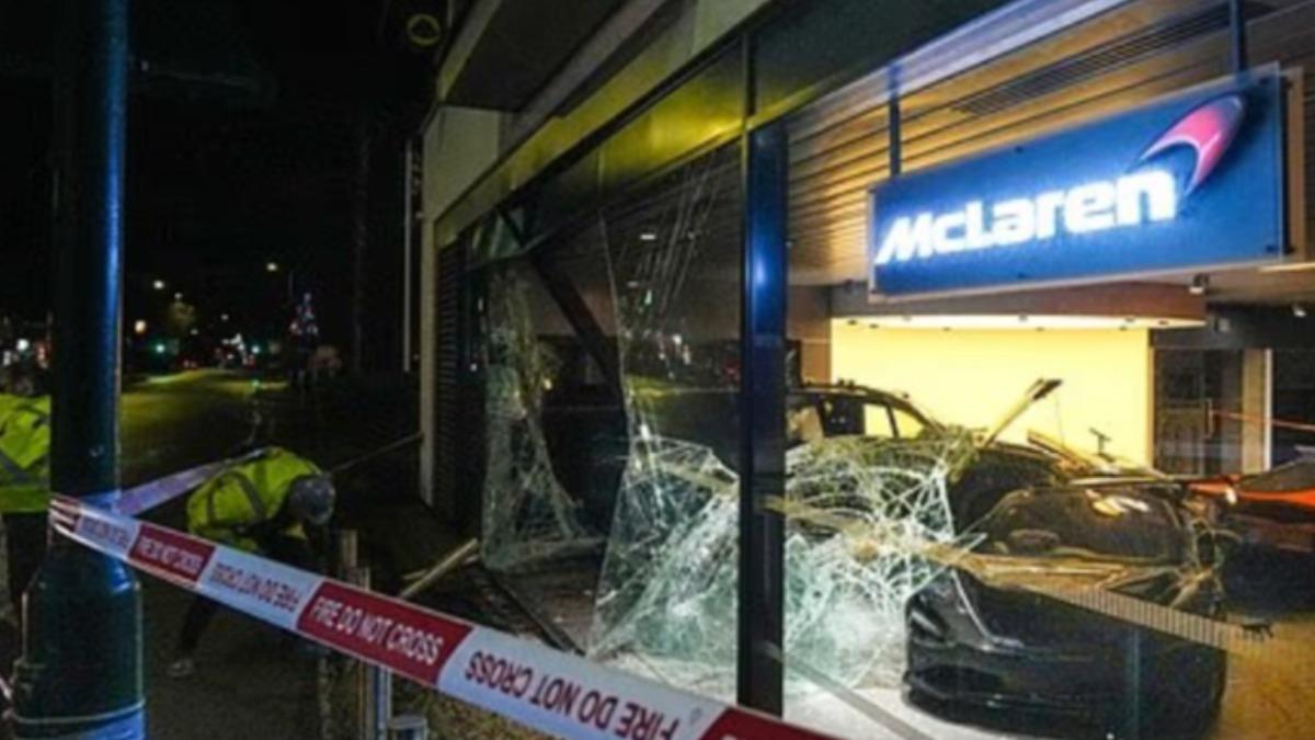 英國西密德蘭郡一輛皮卡車不明原因撞進麥拉倫展間。(圖/翻攝 Daily Mail)