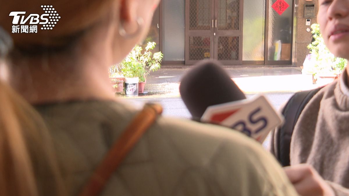 「緊張哥」還有一個「大絕招」——他能在說到雞皮疙瘩時，真的讓自己起雞皮疙瘩。(圖／TVBS)