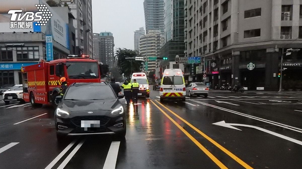 台中男左轉未禮讓!婦走斑馬線遭狠輾斷骨亡 愛女崩潰認屍
