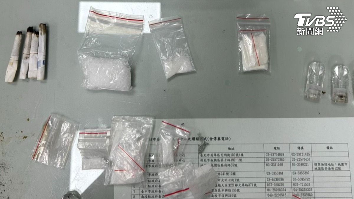 嫌犯唾液快篩呈陽性,車內找到海洛因等各式各樣的毒品。(圖/TVBS)
